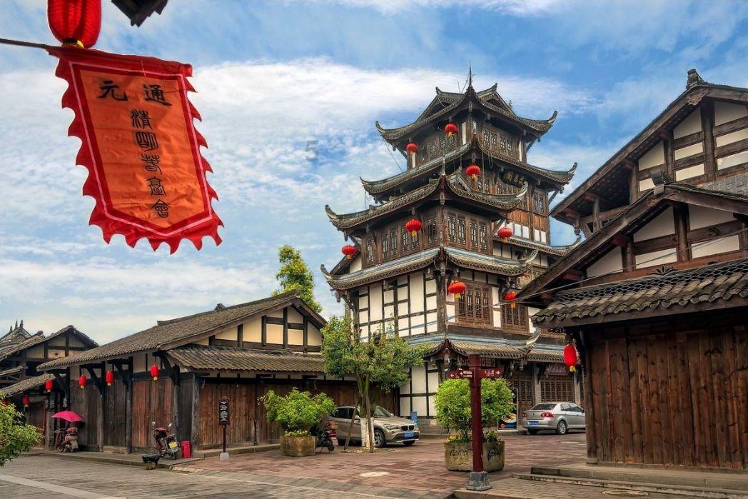 太危险!小孩往下水道扔鞭炮,多个井盖瞬间炸飞,1人送医